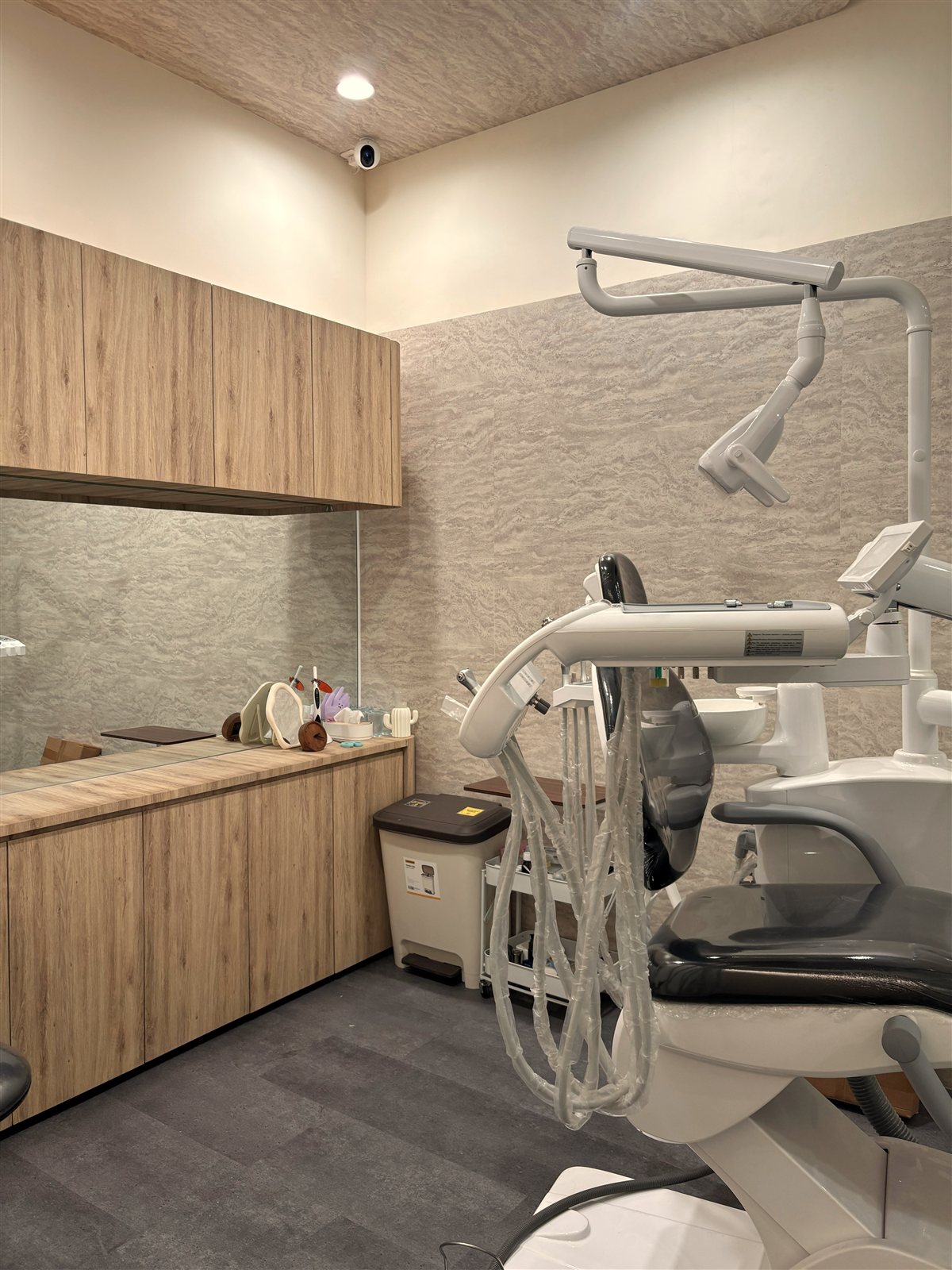 Interior ruang perawatan Black Dental Care